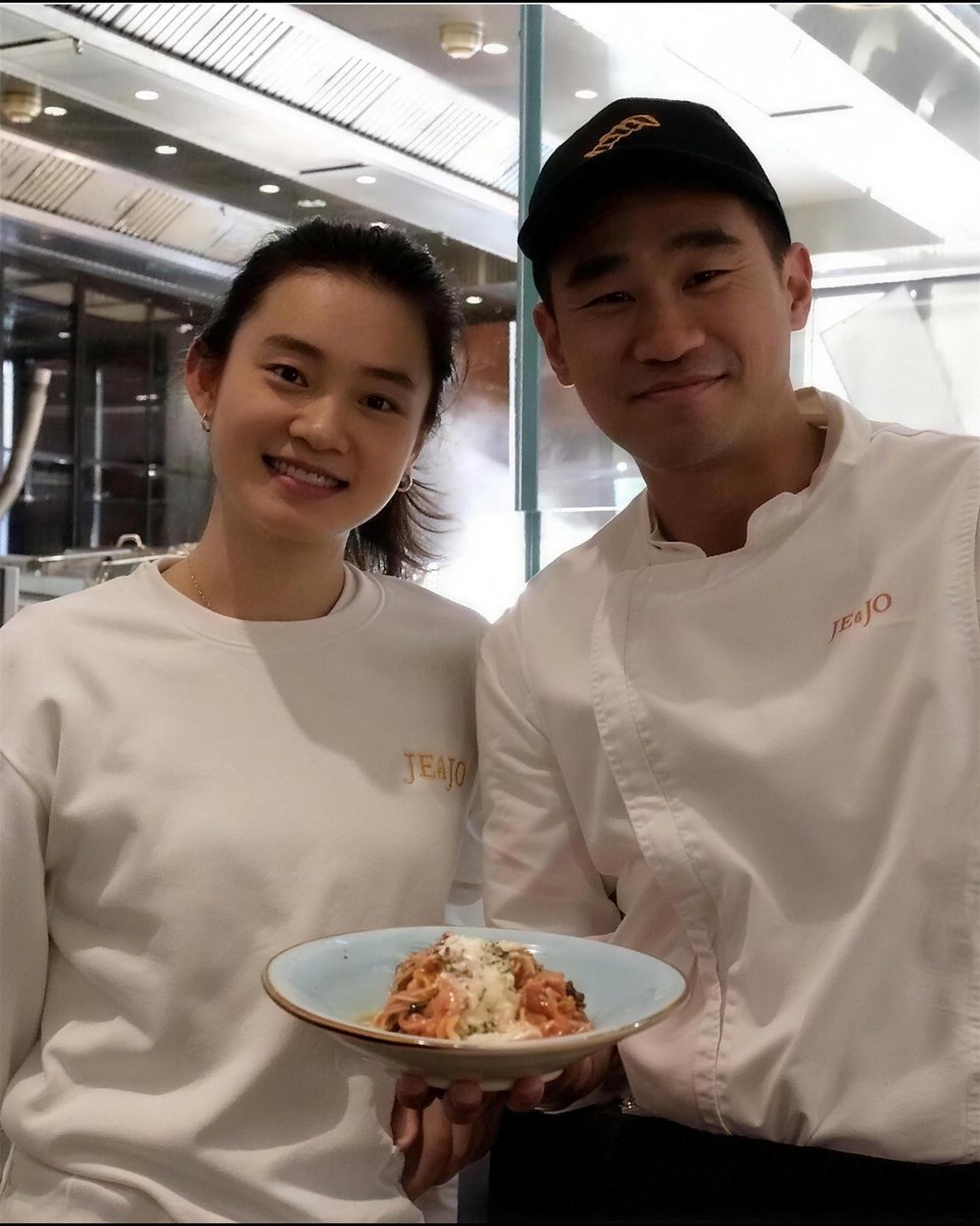 JE&JOのJennyとJody、上海の店のキッチンでパスタを手に